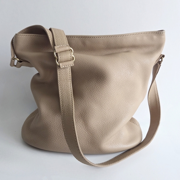 Coach Handbags - Coach Vintage 1995 Medium Bucket Zip In Natural Grain Light Tan Leather, #4906